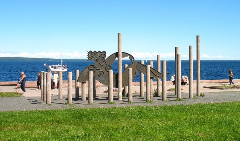 Скульптура «Женщина, качающаяся на волнах» – туры в Карелию от 23950 рублей Скульптура «Женщина, качающаяся на волнах» – туры в Карелию от 23950 рублей