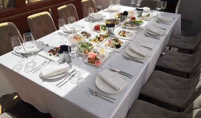 Накрытый стол – аренда теплохода в СПб от 8500 рублей
