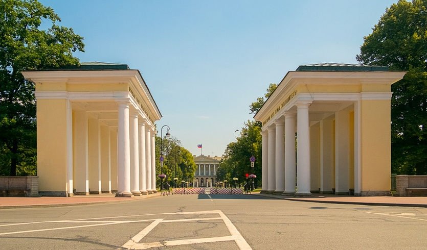 Пропилеи Смольного института — Экскурсии и программы для детей от 400 рублей