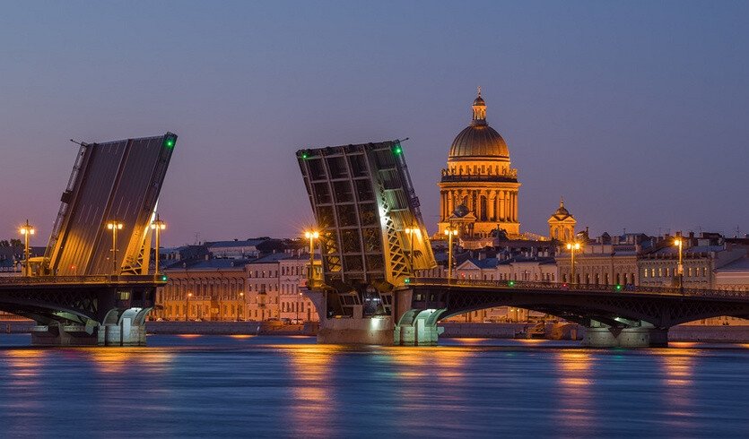 Разведенный Благовещенский мост и купол Исаакиевского собора – водные экскурсии по рекам и каналам Разведенный Благовещенский мост и купол Исаакиевского собора – водные экскурсии по рекам и каналам