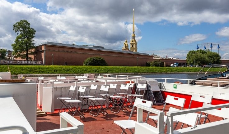 Верхняя палуба – аренда теплохода в СПб от 9000 рублей