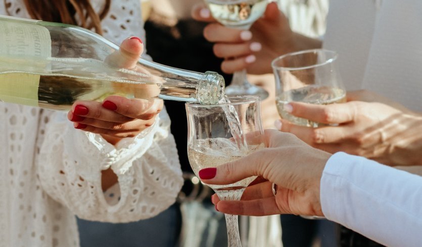 Девушки пьют вино – экскурсии в музеи и общественные учреждения от 2750 рублей  