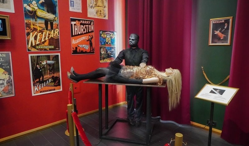 Иллюзионист показывает фокус – сборные экскурсии для школьников в Санкт-Петербурге от 950 рублей Иллюзионист показывает фокус – сборные экскурсии для школьников в Санкт-Петербурге от 950 рублей