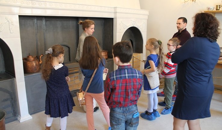 Дети слушают занимательную историю – квесты для школьников от 480 рублей