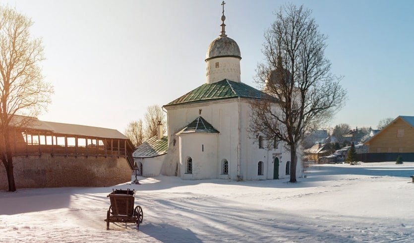 Изборская крепость, внутренний двор – туры и экскурсии в Псков от 21250 рублей