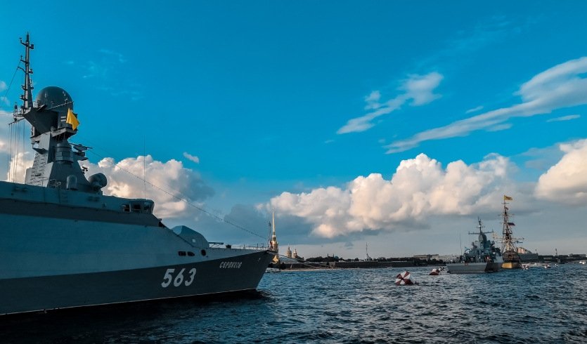 Парад военных кораблей – водные экскурсии по рекам и каналам