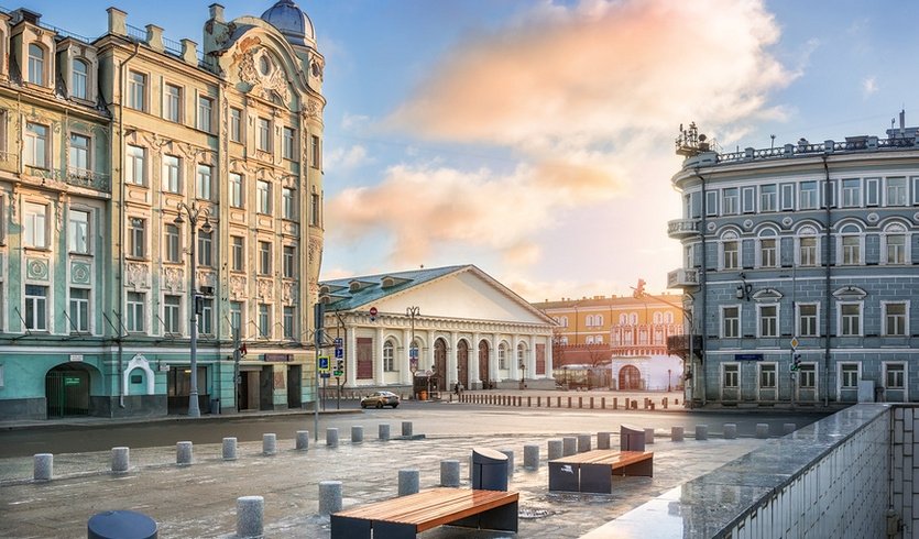 На углу улиц Моховой и Воздвиженки — Туры в Москву от 7000 рублей 