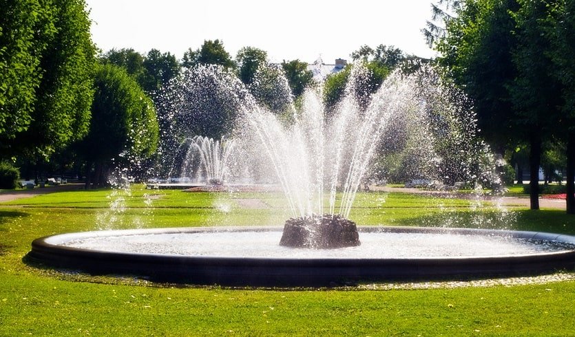 Фонтаны в парке у Смольного собора – пешеходные экскурсии