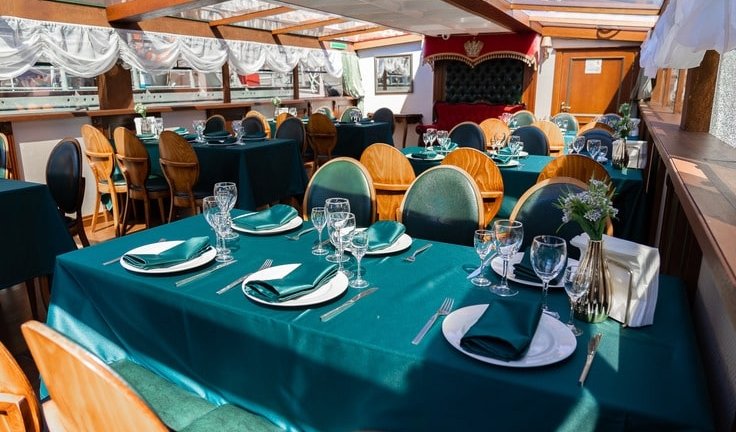 Столики – аренда теплохода в СПб от 10500 рублей