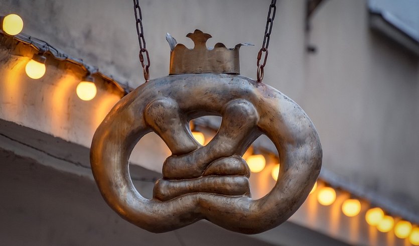 Вывеска-крендель на фасаде дома – сборные туры в Санкт-Петербург от 8600 рублей Вывеска-крендель на фасаде дома – сборные туры в Санкт-Петербург от 8600 рублей