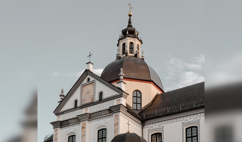 Столицы и замки Беларуси на зимние каникулы – фото №2 – Photo by Valeria Reverdo on Unsplash Столицы и замки Беларуси на зимние каникулы – туры в Европу из Санкт-Петербурга