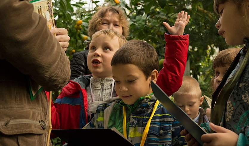 Дети в Ботаническом саду —  Сборные экскурсии для школьников в Санкт-Петербурге Дети в Ботаническом саду —  Сборные экскурсии для школьников в Санкт-Петербурге