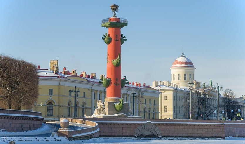 Вид на северную Ростральную колонну – сборные туры в Санкт-Петербург от 5400 рублей