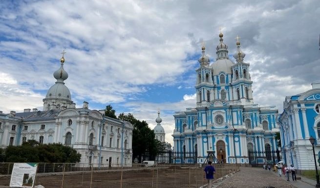 Смольный - эра милосердия – интерьерные экскурсии для заказных групп от 1220 рублей