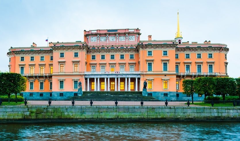 Михайловский замок – пешеходные экскурсии от 600 рублей