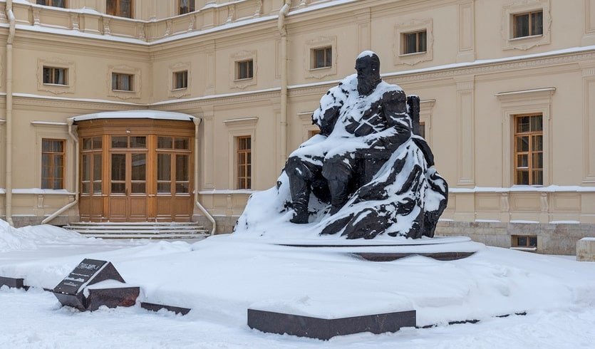 Памятник Александру III – новогодние программы для школьных групп от 1190 рублей