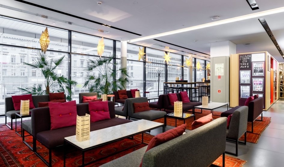 Лобби в отеле Азимут