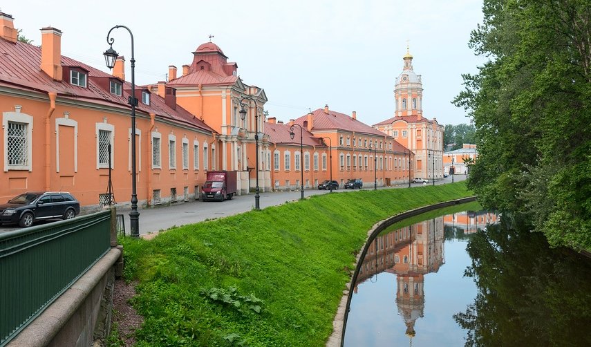Прогулка вокруг Александро-Невской Лавры – фото №1 – Фотобанк Лори/ Александр Щепин  Прогулка вокруг Александро-Невской Лавры – Пешеходные экскурсии от 600 рублей