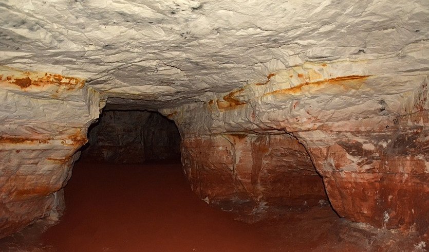 Масленица со скоморохами подземелья в Саблинских пещерах (для школьных групп) — экскурсии и программы для детей от 2310 рублей