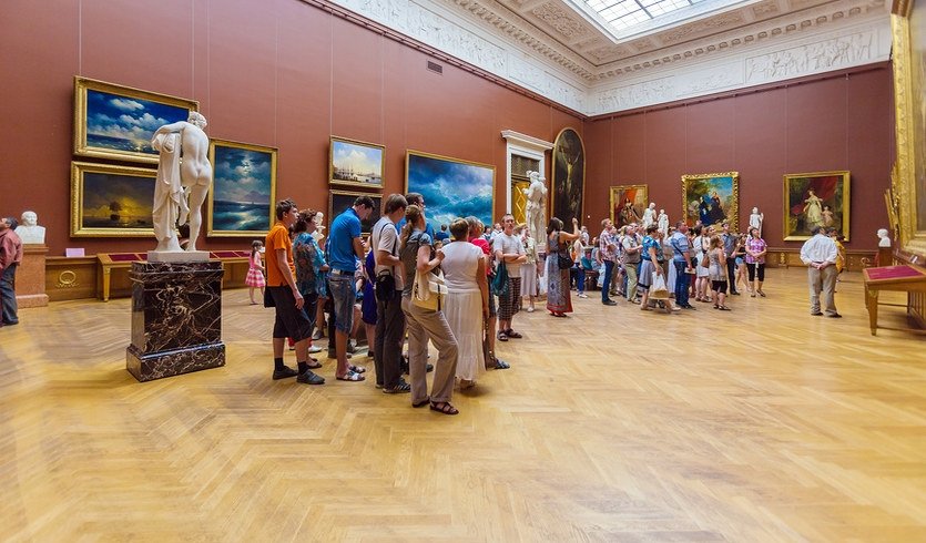 Посетители в Русском музее - Сборные экскурсии для школьников в Санкт-Петербурге