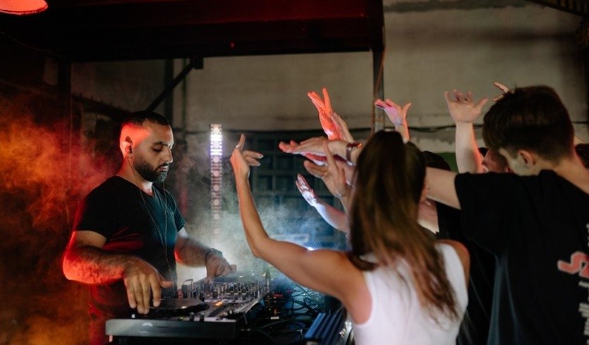 Диджей — новогодние корпоративы от 3320 рублей