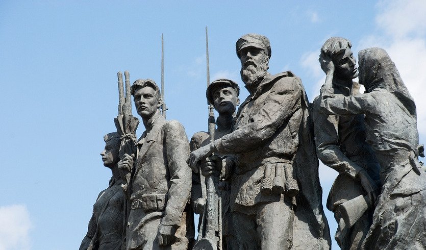 Monument to the Heroic Defenders of Leningrad. Памятники партизанам в СПБ. Памятник Орловским партизанам. Памятник партизанам с немецким оружием.