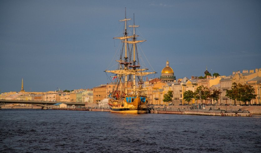 Вид с воды на Английскую набережную – водные экскурсии по рекам и каналам