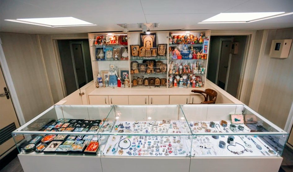 Сувенирный киоск на средней палубе