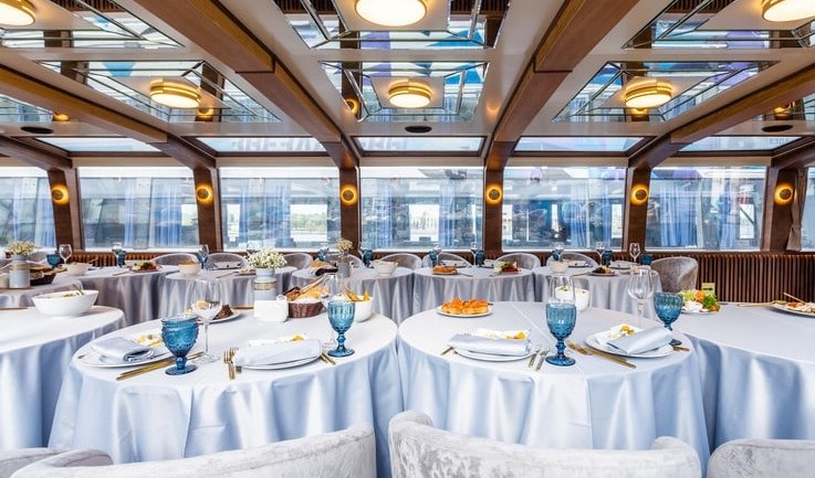 Столики с сервизом – аренда теплохода в СПб от 18000 рублей