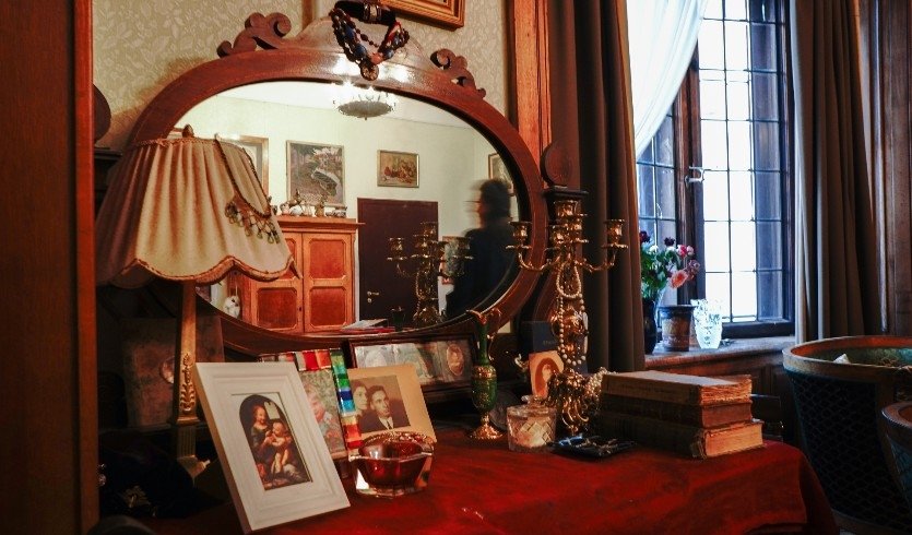 Интерьер музея-квартиры Сапожниковых-Бенуа  — пешеходные экскурсии