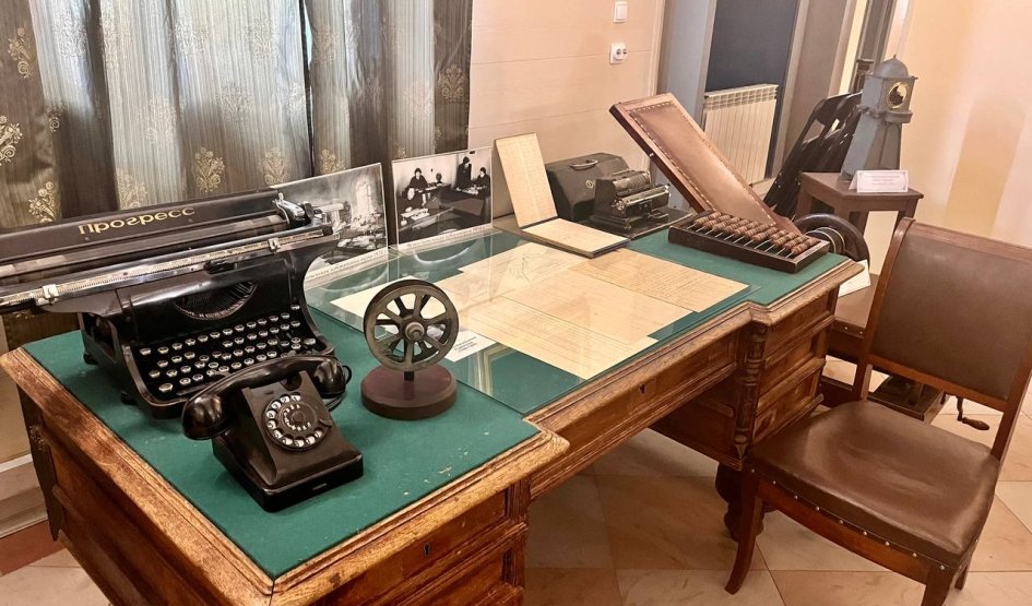 Рабочий стол с антикварной мебелью – музеи от 1400 рублей