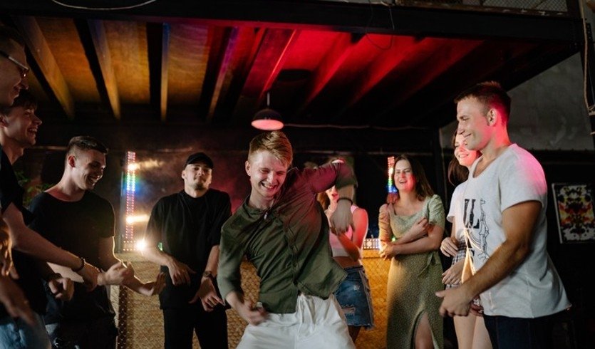 Люди на рок-пати — новогодние корпоративы от 3320 рублей