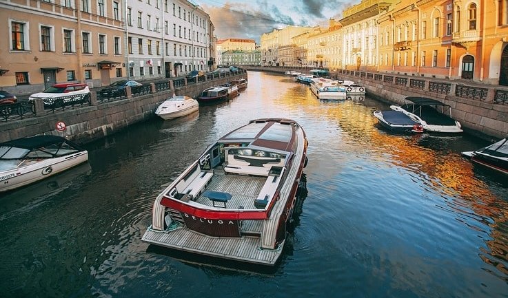 Яхта на фоне города – аренда катера в СПб от 6000 рублей