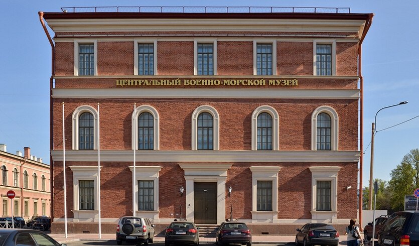 Здание Центрального военно-морского музея в Петербурге – сборные экскурсии для школьников в Санкт-Петербурге