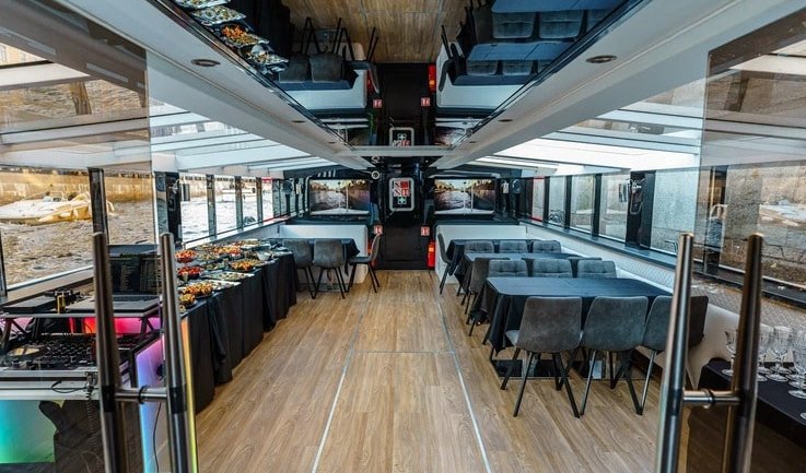 Нижняя палуба – аренда теплохода в СПб от 19000 рублей