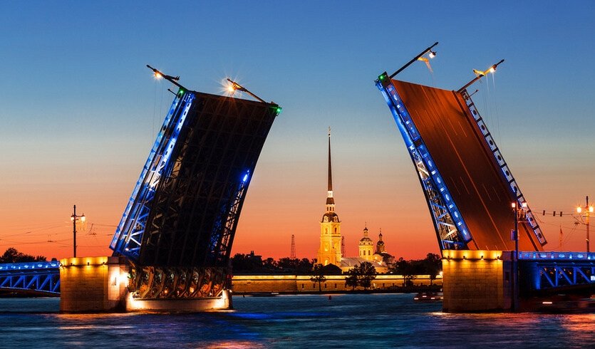 Белые ночи в Петербурге. Разведенный Дворцовый мост – водные экскурсии по рекам и каналам