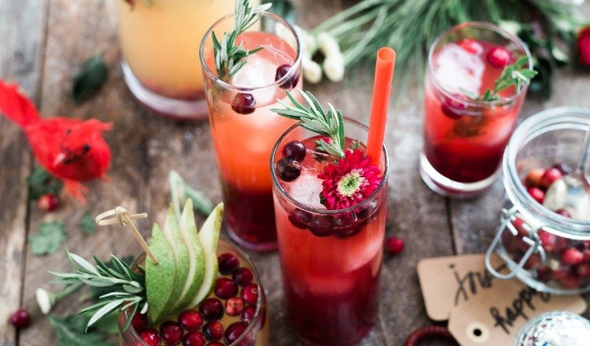 Новогодняя вечеринка в гавайском стиле – фото №3 – Photo by Photo by Brooke Lark on Unsplash   on Unsplash   Новогодняя вечеринка в гавайском стиле – новогодние корпоративы от 4100 рублей