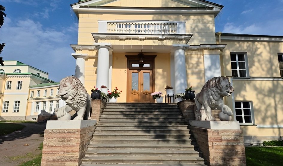 Статуи львов на входе в усадьбу – автобусные загородные от 4300 рублей Статуи львов на входе в усадьбу – автобусные загородные от 4300 рублей