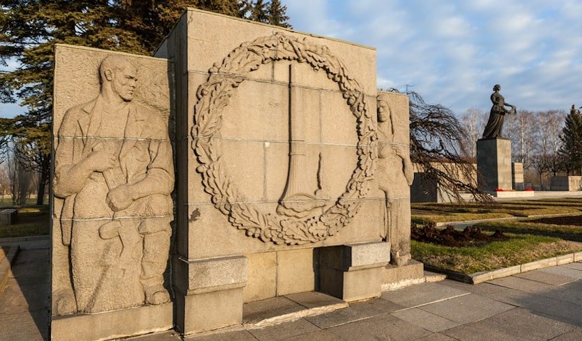 Блокадный Ленинград с посещением Пискарёвского мемориала — индивидуальные экскурсии от 1600 рублей