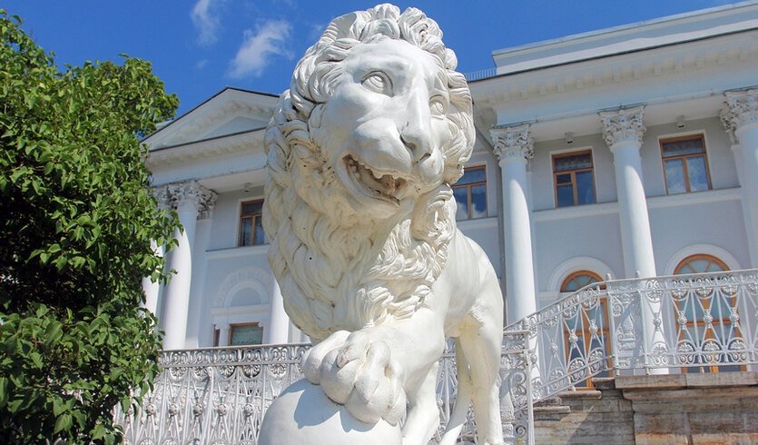 Статуя льва у лестницы Елагиноостровского дворца — Индивидуальные экскурсии в Санкт-Петербурге от 690 рублей