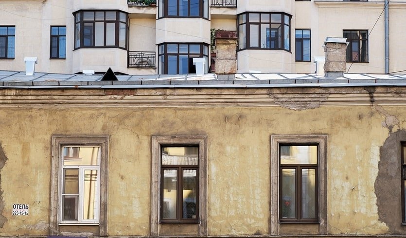 Старый дом на фоне современного жилого здания – интерьерные экскурсии от 1750 рублей