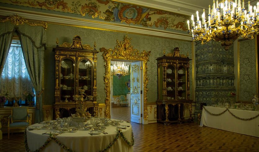 Интерьеры Большого дворца, Петергоф — Выпускные вечера для 11 класса от 6150 рублей