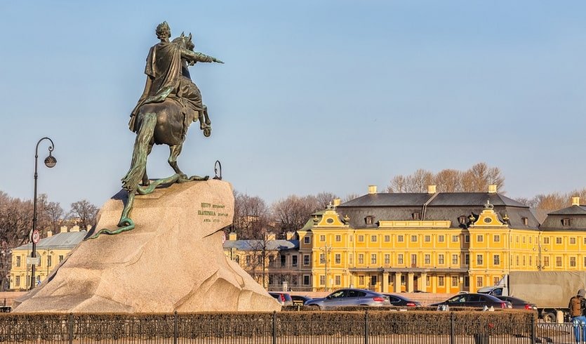 «Медный всадник» на фоне Меншиковского дворца – сборные туры в Санкт-Петербург от 17170 рублей