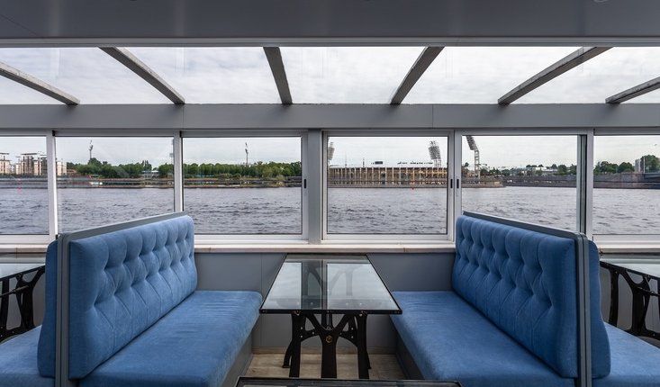 Закрытая верхняя палуба – аренда теплохода в СПб от 17000 рублей