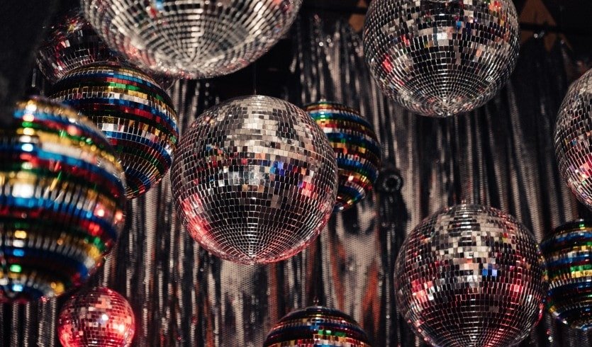 Диско-шар — новогодние корпоративы от 3010 рублей
