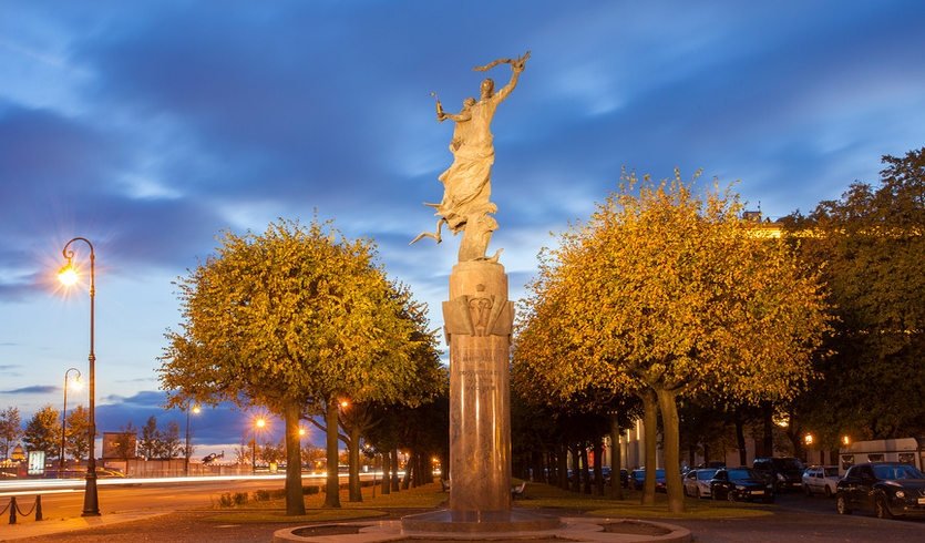 Памятник «В ознаменование 300-летия российского флота» – экскурсии и программы для детей от 1700 рублей