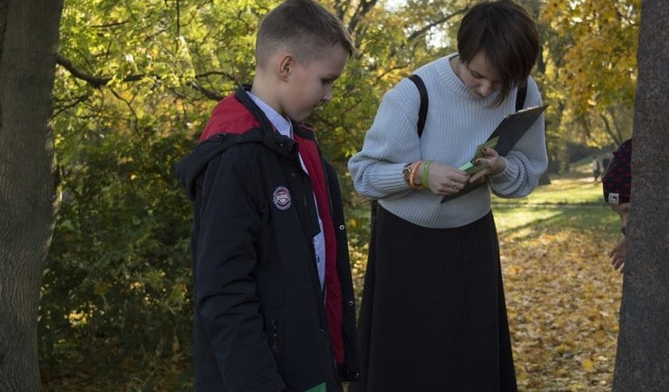 Мальчик слушает задание – квесты для школьников от 550 рублей