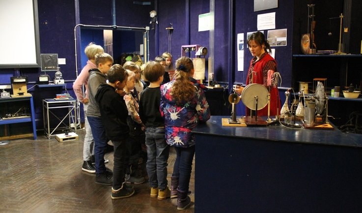 Гид рассказывает детям – сборные экскурсии для школьников в Санкт-Петербурге 