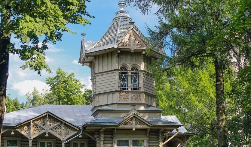 Красивые деревянные дачи. Красивые дома в России. Русские дома.