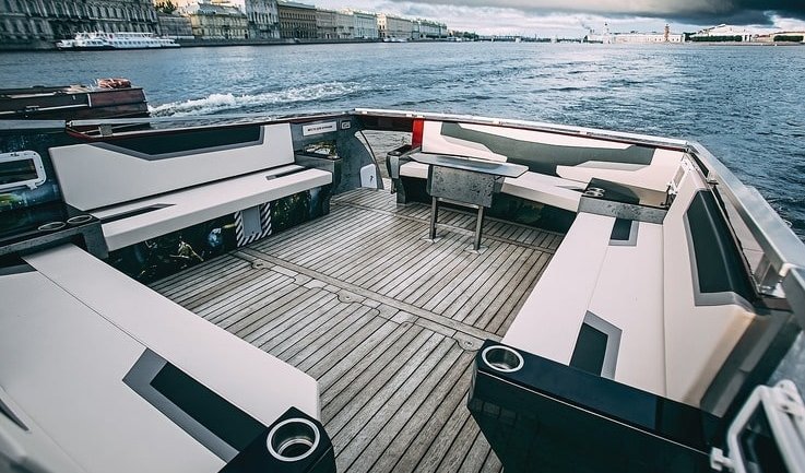 Кормовая зона – аренда катера в СПб от 6000 рублей